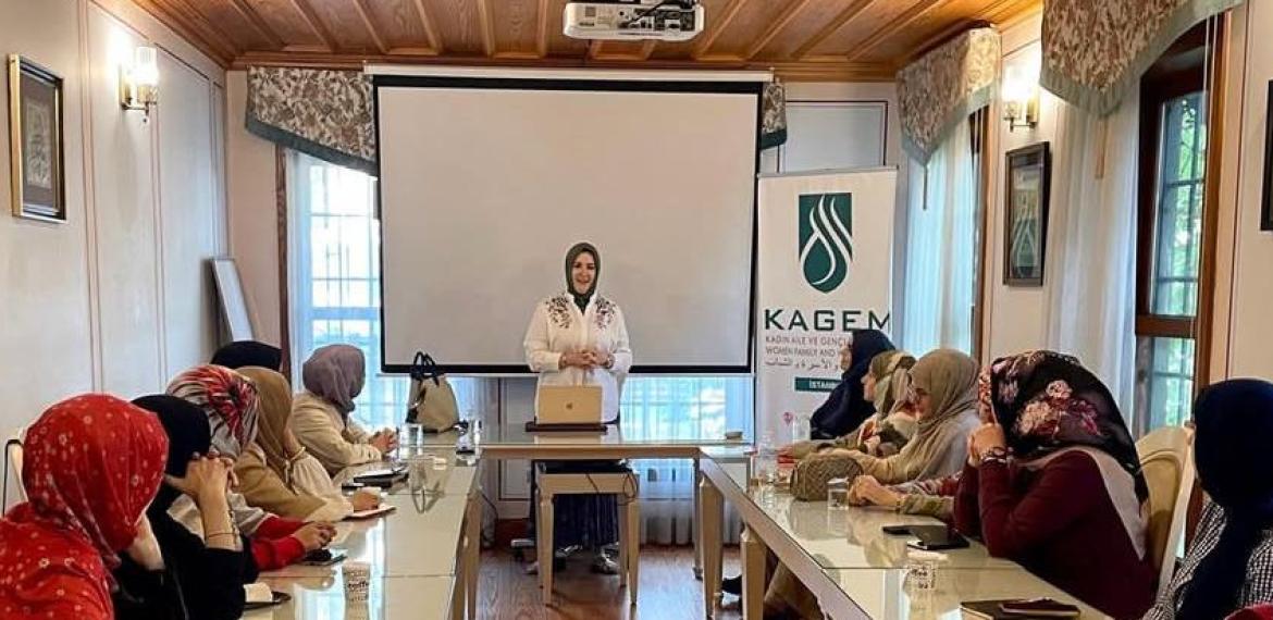 Anabilim Dalı Başkanımız Prof. Dr. Banu Gürer KAGEM Yaz Akademisi'nde "İslam Düşüncesinin Yapısı: Tevhit" başlıklı semineri ile gençlerle buluştu.